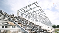 Новые трибуны устанавливают на стадионе футбольной школы города Ставрополя