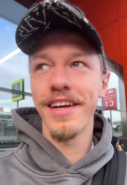 Футболист Сафонов прилетел в Россию с кубком Лиги чемпионов