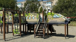 Детскую площадку достраивают по губернаторской программе в Солнечнодольске