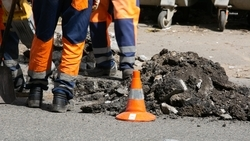 Дорожные участки в трёх населённых пунктах ремонтируют в Ипатовском округе