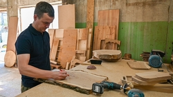 Столяр из Изобильненского округа развивает своё дело благодаря соцконтракту