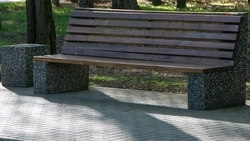 Лавки и урны установили на стадионе в посёлке Айгурском