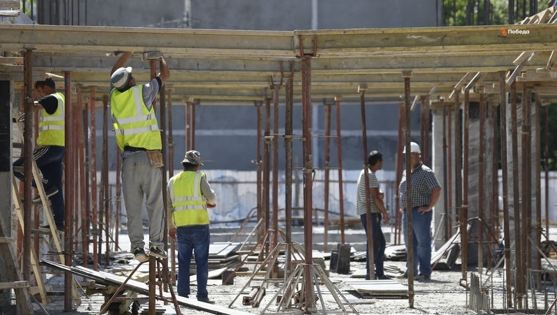 Рабочие прокладывают коммуникации и устанавливают окна в школе Арзгира