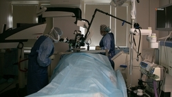 Рабочие монтируют инженерные сети в новом корпусе онкоцентра Ставрополя