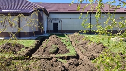 Территорию сельского ДК благоустраивают в Новоалександровском округе