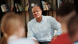 Дмитрий Чернышенко поздравил выпускников школ с праздником