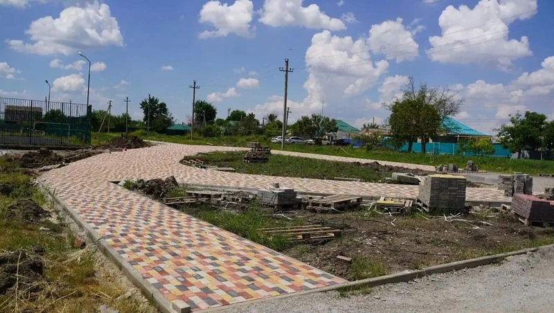 Новую зону отдыха со спортплощадкой обустраивают у сельской школы на Ставрополье
