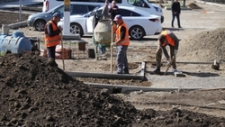 Детскую площадку строят в станице Баклановской по регпрограмме