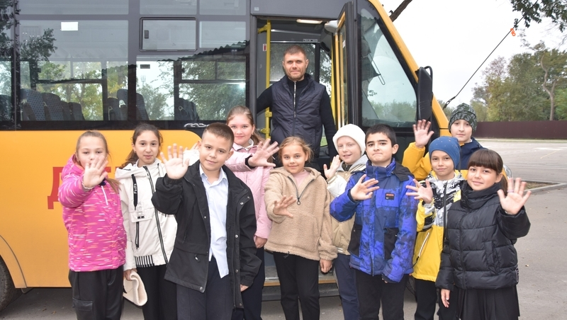 «Показываю детворе зайцев и фазанов»: как проходят будни водителя школьного автобуса из Грачёвского округа