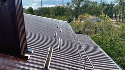 Крышу двухэтажного дома отремонтировали в посёлке Ипатовского округа