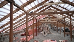 Снесённую ураганом кровлю восстанавливают в многоэтажке Новопавловска 