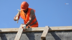 Строители монтируют кровлю в новом корпусе онкодиспансера в Ставрополе