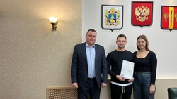 Ещё одна молодая семья Новоалександровского округа получила жилищный сертификат