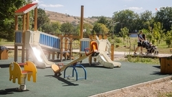 В посёлке Андроповского округа открыли современную детскую площадку