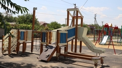 Завершается обустройство детской площадки на ул. Юбилейной в Ипатове
