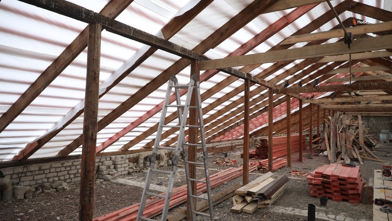 Кровлю нового корпуса больницы скорой медицинской помощи обустраивают в Ставрополе