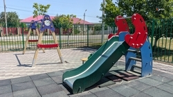 В хуторе Кочубеевского округа возвели новую детскую площадку