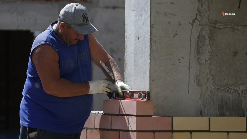 Строители завершают возводить стены новой амбулатории в станице Воровсколесской